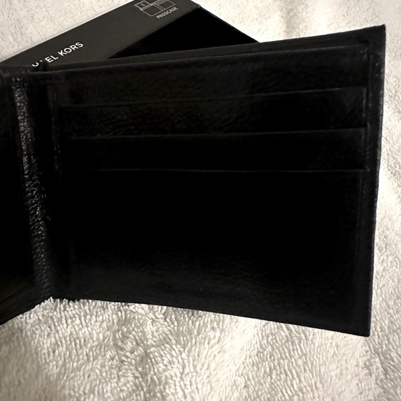 Michael Kors wallet - Picture 4 of 10